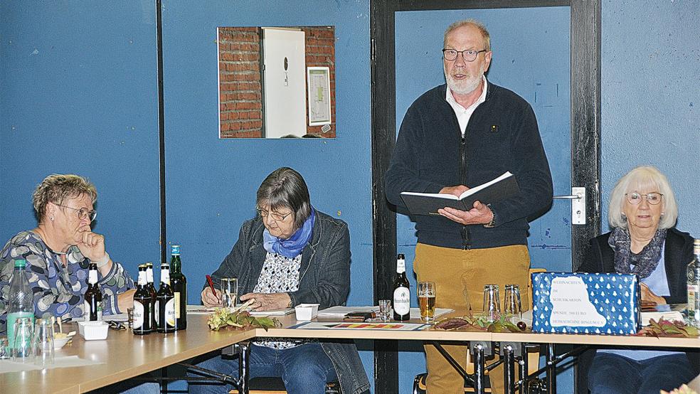 Der Vorsitzende Curt Weber (stehend) konnte jetzt zur Hauptversammlung der Heimatbühne Bingum knapp die Hälfte der nahezu 100 Mitglieder begrüßen.  © Foto: Wolters