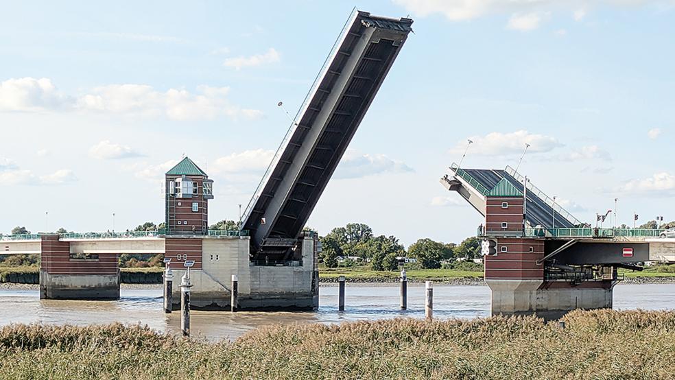 Zur Verbreiterung der Schifffahrtsöffnung der Jann-Berghaus-Brücke war im August 2008 ein Pfeiler auf der Ostseite der bestehenden Klappe gesprengt und näher am Ufer neu gebaut worden. Auf dem neuen Pfeiler wurde die zusätzliche, aber kleinere Brückenklappe installiert.  © Foto: Szyska