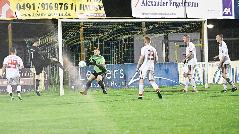 Sinnbildlich für das Spiel der SG Ems-Dollart: Ein Freistoß segelt an den zweiten Pfosten, nur ein Leeraner kommt an den Ball und trifft zum 7:2-Endstand.  © Foto: Born