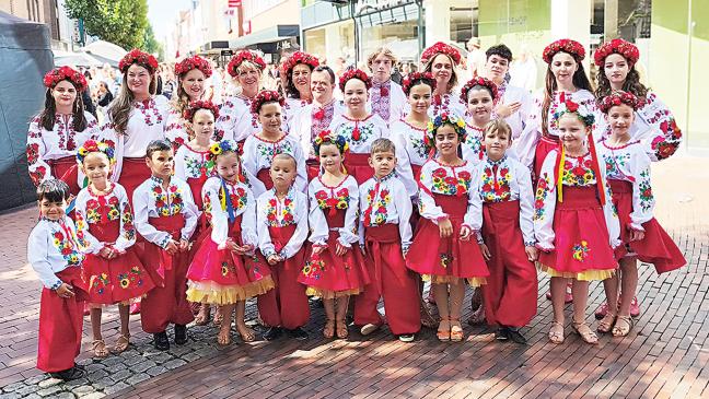 Ukrainer tanzen bei Turnshow in Leer