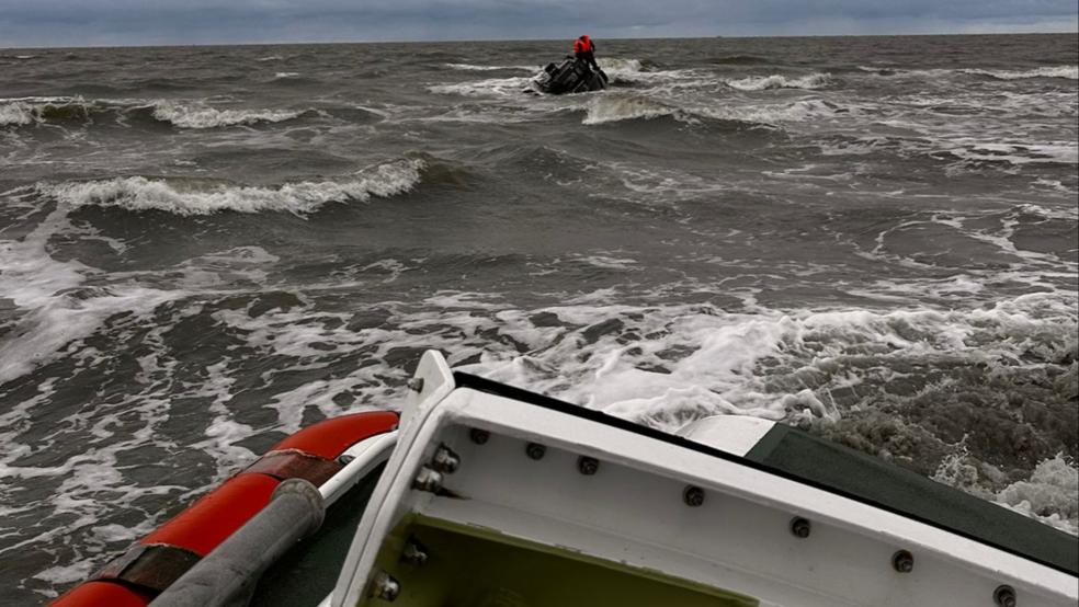 Die Seenotretter versuchten mit dem Seenotrettungsboot "Fritz Thieme" vergeblich, die Schiffbrüchigen auf der Sandbank zu erreichen. © Foto: DGzRS
