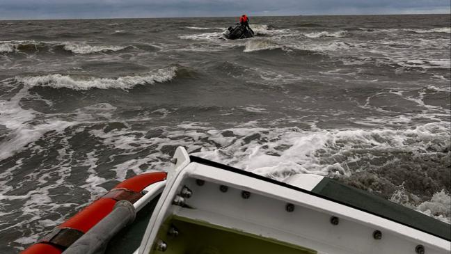 Marineflieger retten Schiffbrüchige