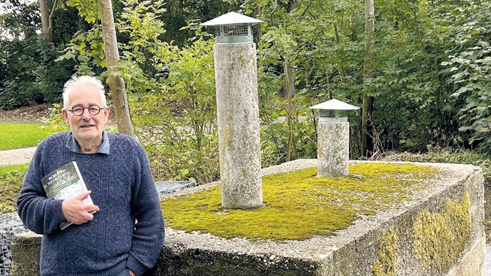 Autor Cees Stolk mit seinem neuen Buch »Ik ben zo weer terug« an einem Bunker aus dem Zweiten Weltkrieg im niederländischen Nieuwolda, nordwestlich von Winschoten.  © Foto: Verlag Leuker.nu