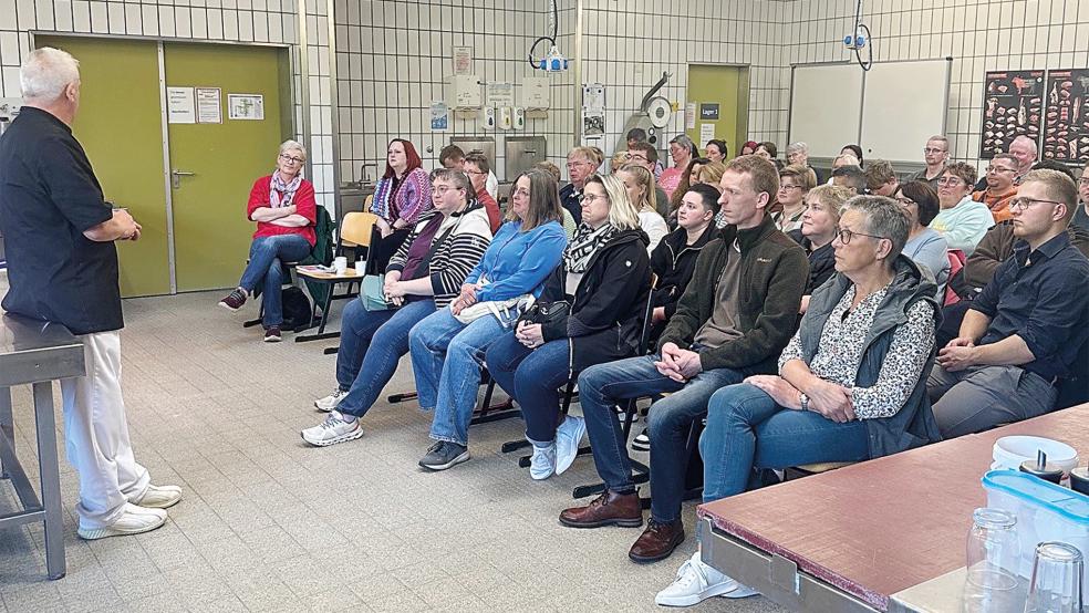 Ein Fachseminar mit über 50 Teilnehmern aus Fleischereifachbetrieben in der Region fand jetzt an den Berufsbildenden Schulen I in Leer statt.  © Foto: Kreishandwerkerschaft