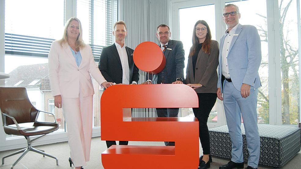 Wohnungsbau und Immoblienmarkt waren gestern Thema eines Pressegespräches mit (von links) Claudia Ammelingmeyer und Maik Jekabsons (beide LBS) sowie Ingo Fortkamp, Anna Strauch und Stephan Janssen (Sparkasse).  © Foto: Hoegen