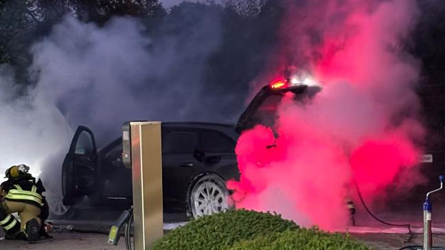 Meterhohe Flammen: Auto beim Aufladen in Brand