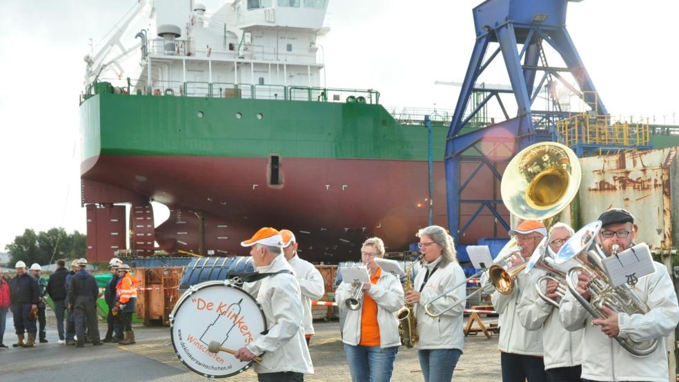 Die Blaskapelle "De Klinkers" aus Winschoten sorgte beim Stapellauf für musikalische Begleitung. © Foto: Wolters