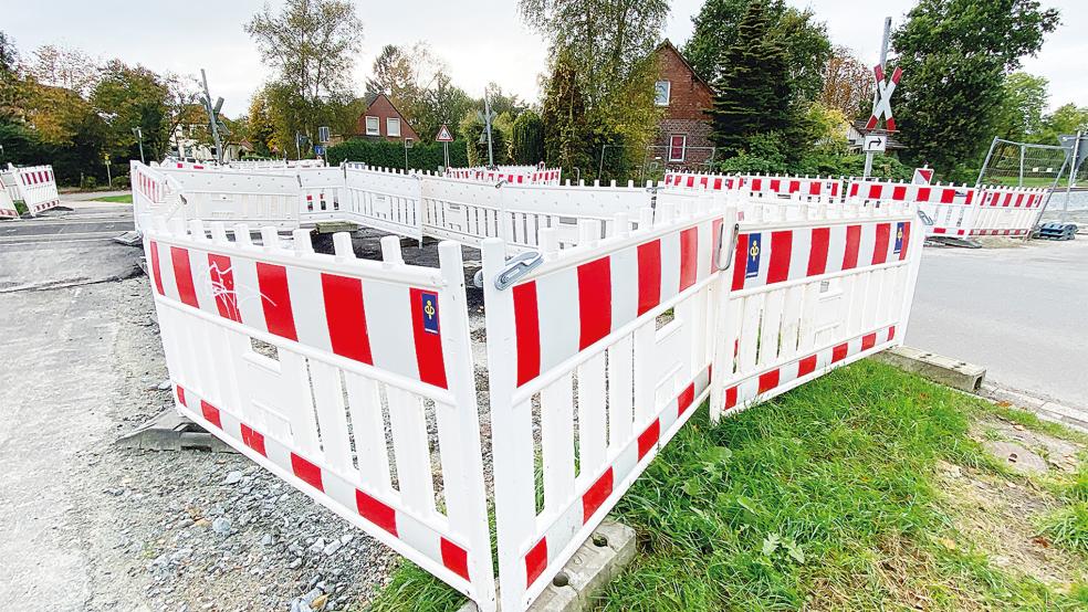 Bahnübergänge, wie hier am Leege Weg in Bunde, werden im Zuge der Wunderline-Arbeiten oft sehr kurzfristig gesperrt.<br />  © Foto: Hanken