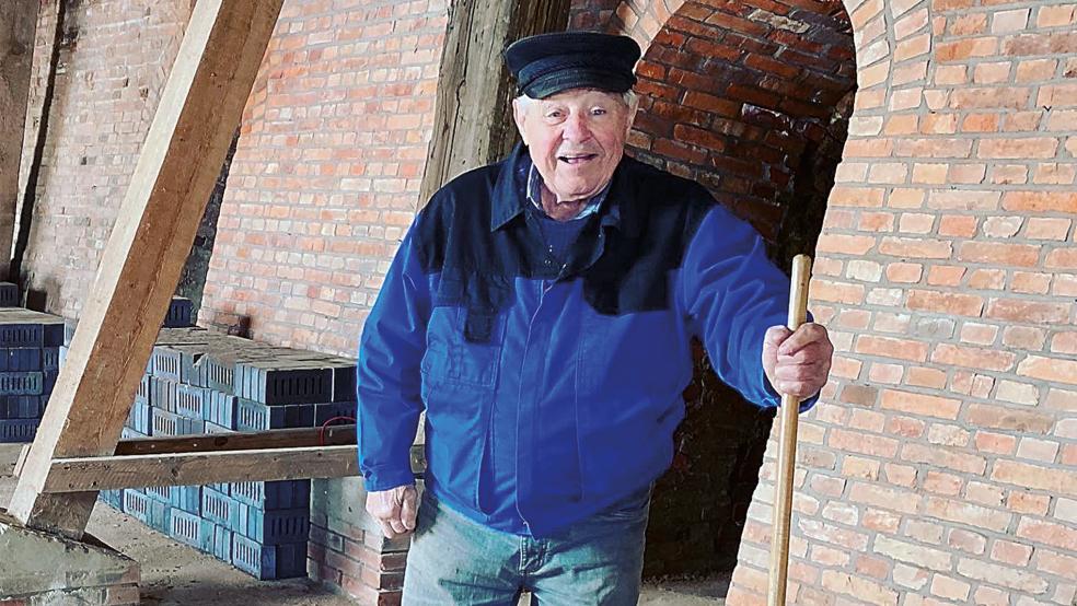 Auch mit 90 Jahren ist Paul Zimmer rastlos für »seine« Ziegelei in Midlum im Einsatz.  © Foto: Hanken