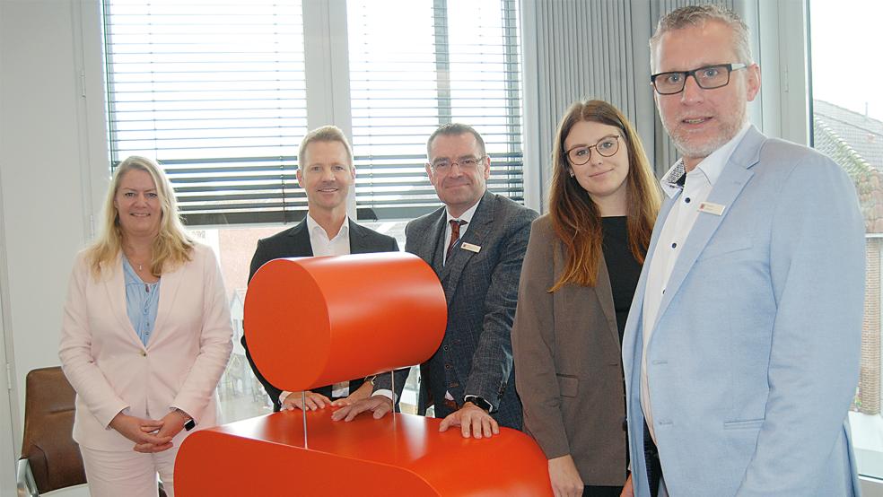 Wohnungsbau und Immoblienmarkt waren Themen eines Pressegesprächs mit (von links) Claudia Amelingmeyer und Maik Jekab­sons (beide LBS) sowie Ingo Fortkamp, Anna Strauch und Stephan Janssen (Sparkasse).  © Foto: Hoegen