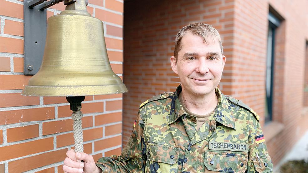 Hat in Weener einen beruflichen Hafen gefunden, der ihn motiviert und fordert: Kapitänleutnant Stefan Tschembaron, Leiter des Materiallagers der Bundeswehr.  © Foto: Hanken