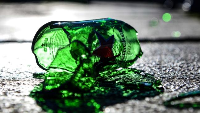 Mehrfach mit Glas gegen den Kopf geschlagen