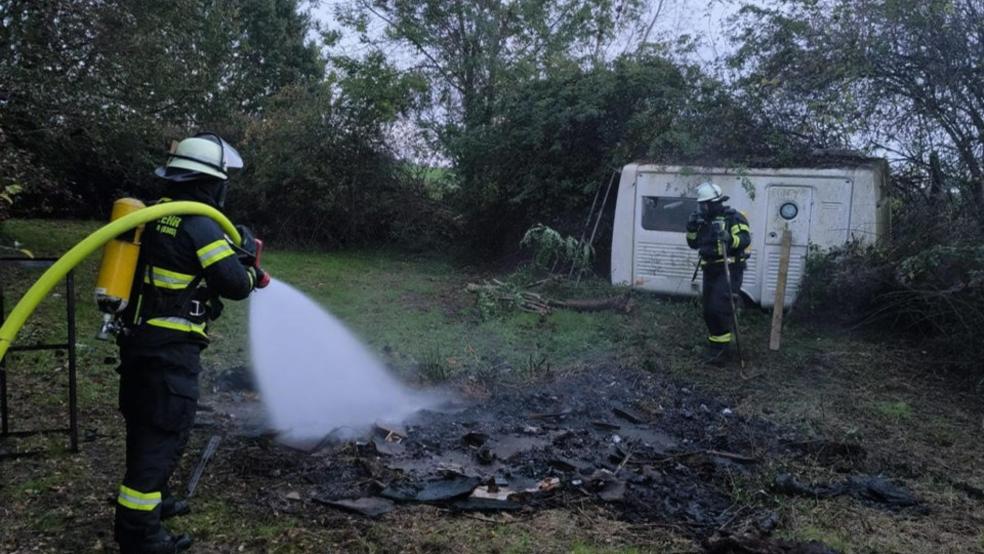 Die Feuerwehr konnte das Feuer und die Feuertonne schnell ablöschen. © Feuerwehr Weener