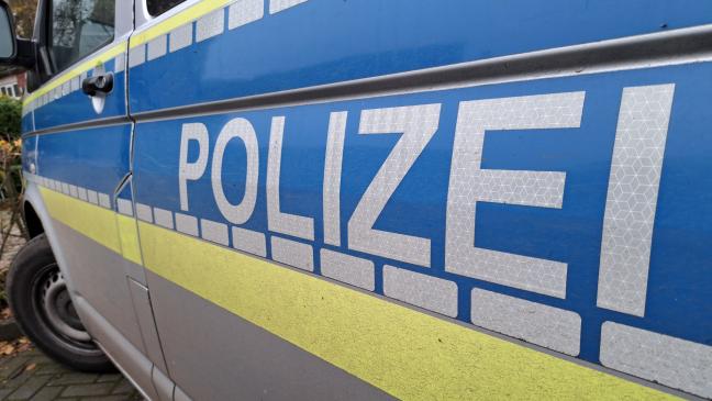 Frau verursacht Unfall und stellt Fahrzeug auf der A28 ab