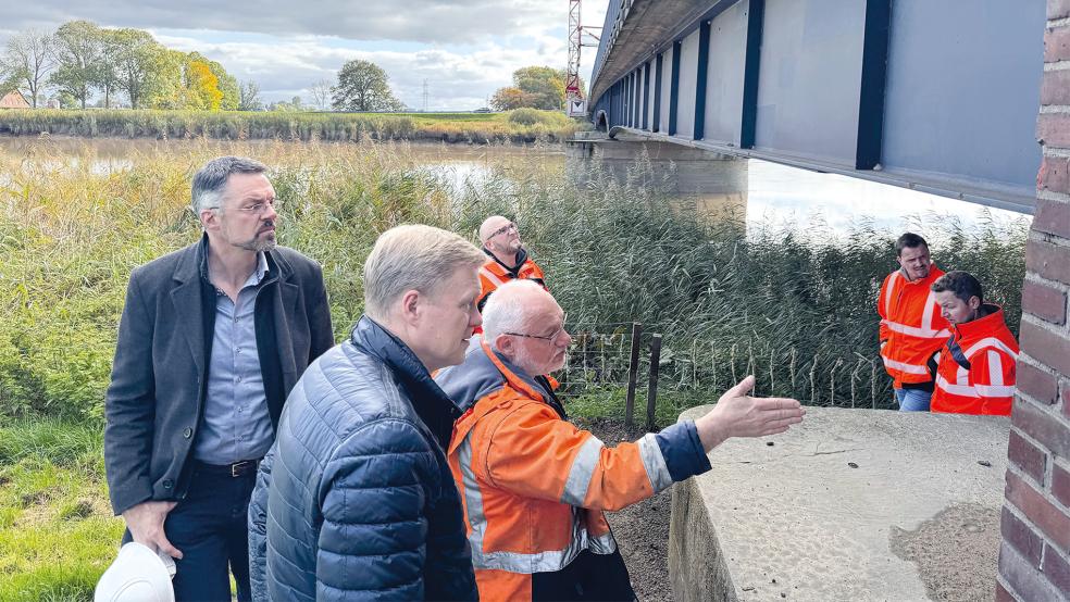 Der Brückenbau-Ingenieur Lothar Griese (Bildmitte) erläuterte dem Stadtbaurat Jens Lüning (von links), dem CDU-Landtagsabgeordneten Ulf Thiele sowie dem Vertreter vom Landesamt für Straßenbau und Verkehr, Geschäftsbereich Aurich, Florian Pfaff, die zunehmenden Schäden an der Ledabrücke.  © Foto: Jürgen Eden/Wahlkreisbüro Ulf Thiele 