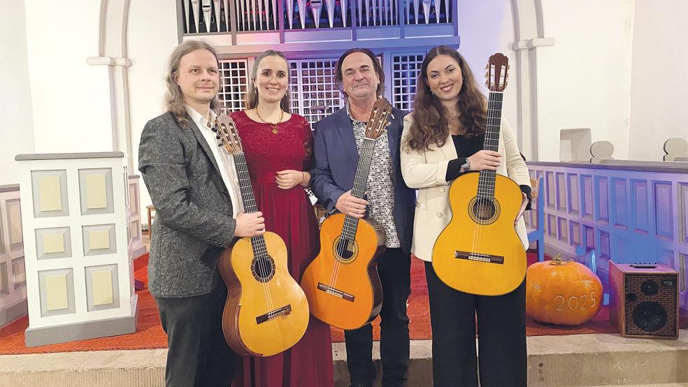 Einen Abend voller Musik aus verschiedenen Kulturen und Epochen präsentierten in der Ditzumer Kirche (von links) das »Duo Kalyani« mit Samuel Kemke und Mona Goulet sowie Maurizio Di Fulvio und Stefania Di Fulvio.  © Foto: Kuper