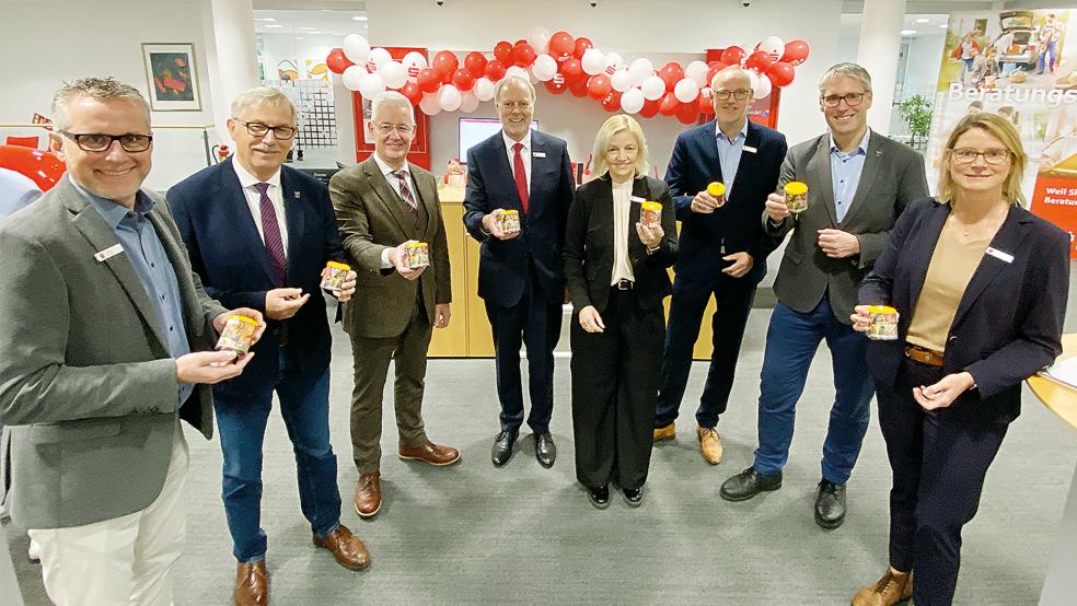 Bei der Sanierung der Sparkasse wurde nicht an modernem Komfort und energetischen Technologien gespart.Von links: Stefan Janssen (Leiter Vertriebssteuerung), Helmut Geuken (Verwaltungsrat Sparkasse), Landrat Matthias Groote, Sparkassen-Vorstandschef Carsten Rinne, Insa Rieken (Leiterin Beratungscenter Rheiderland), Ralf Theile (stellvertretender Leiter Beratungscenter), Bürgermeister Heiko Abbas und Inga Coordes (Bereichsleiterin Privatkunden).  © Fotos: Hanken