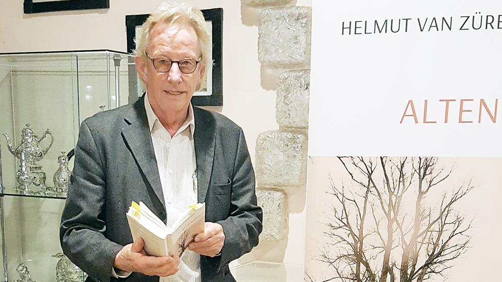 Autor Helmut van Züren aus der Krummhörn bei seiner Lesung im Saal des Heimatmuseums in Weener.  © Foto: Heimatverein