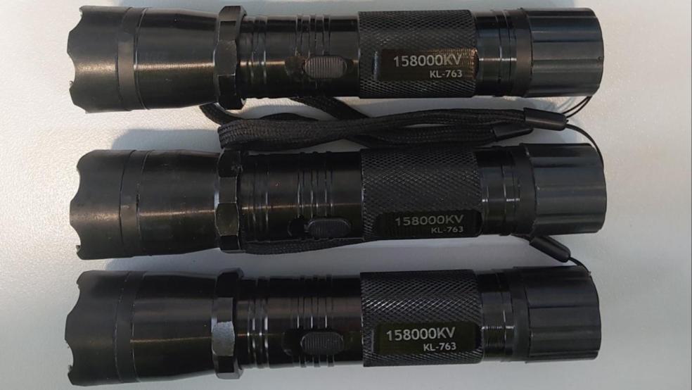 Bei den als Taschenlampen getarnten Elektroschockern handelt es sich um verbotene Waffen. © Foto: Bundespolizei