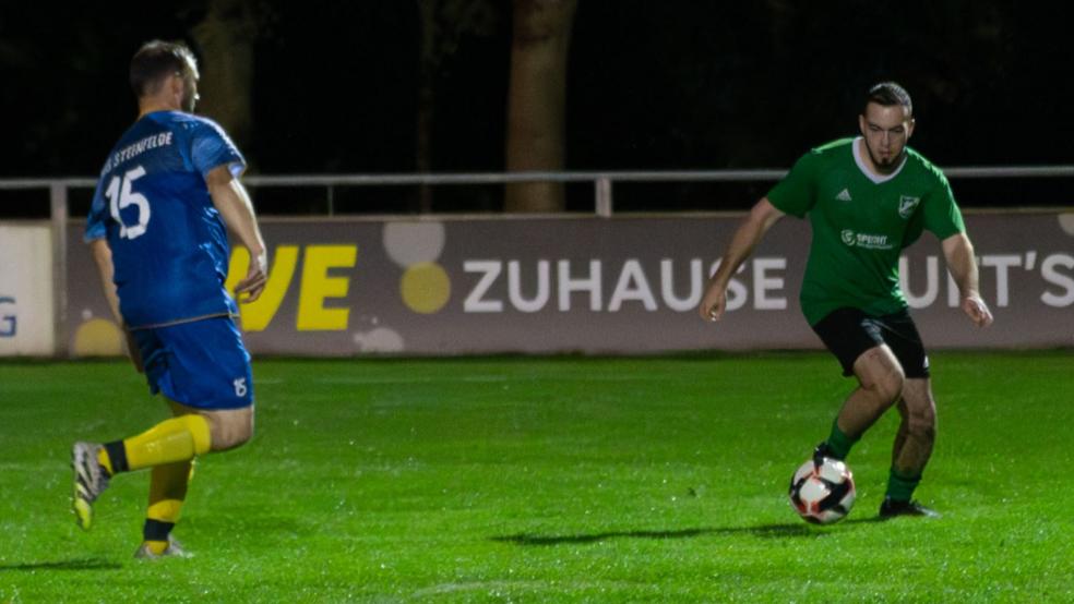 Mit seinen Saisontoren Nummer zehn und elf schoss Mirco Meints (am Ball) Stapelmoor II gegen Steenfelde II zum Sieg. © Foto: Lohmann