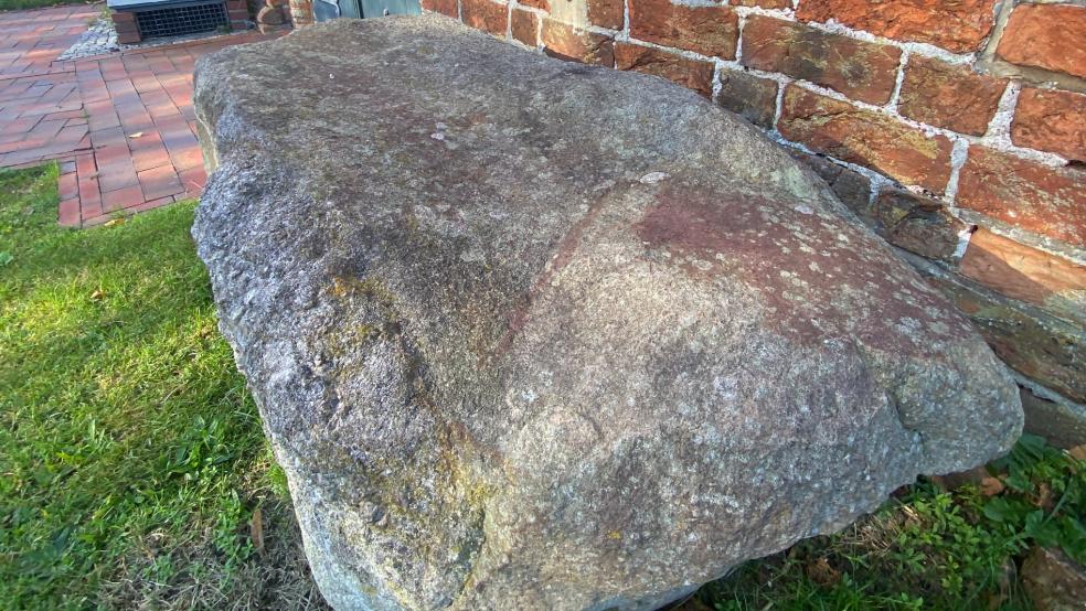 Der Stein, auf den der Pastor niederfiel, trägt angeblich noch heute seine Blutflecken. © Foto: Hanken