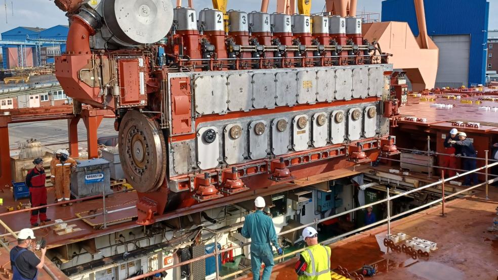 Mega-Motor am Haken: Der Austausch war ein technischer wie logistischer Kraftakt. © Emder Werft und Dock GmbH