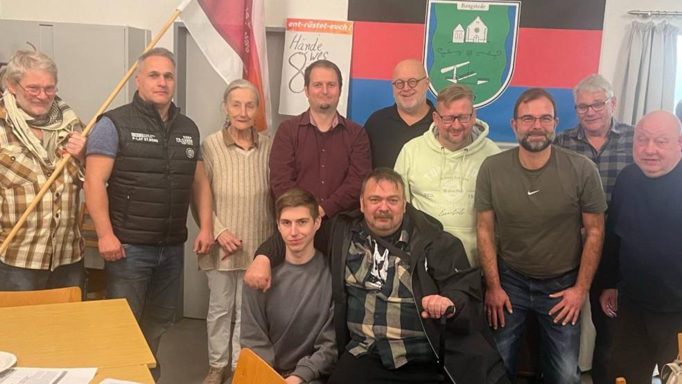 Der Sprecherkreis des BSW-Kreisverbandes Ostfriesland (von links): Günter Däuber, Andreas Hippen, Ursula Stevens Kimpel, Arno Sassen, Rasmus Richter, Michael Schöning, Thorsten Janßen, Mike Pahnke (Kassenwart), Frederick Broßart, Heino Mais und Günter Achterhoff. © Foto: privat