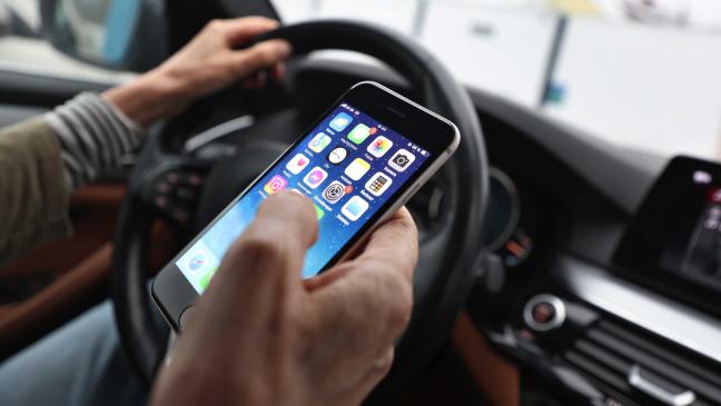 Viele mit Handy am Steuer