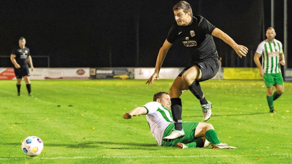 Steffen Tergast (vorne) war an zwei der drei Tore des SV Wymeer-Boen beteiligt.  © Foto: Jungeblut