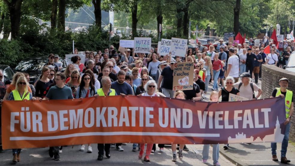 Wie hier im Juni 2024 hofft das »Leeraner Bündnis für Demokratie und Vielfalt« auch am 1. November auf große Resonanz. © Archivfoto: Ammermann