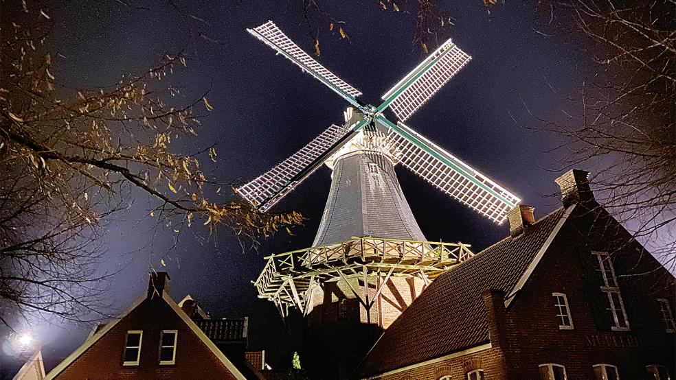 »Lichtblicke« wie die Ditzumer Mühle am Abend sind derzeit eher selten im Fischerdorf. Teile der Straßenbeleuchtung sind seit Wochen ausgefallen.  © Archivfoto: Hanken