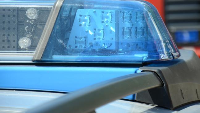 Randalierer bewirft Polizisten in Leer mit Rucksack