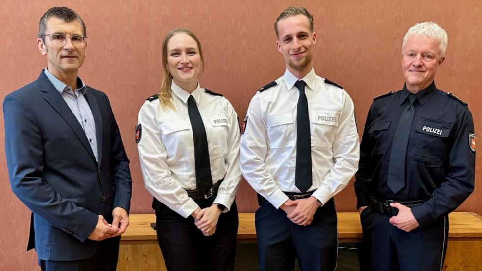 Für ihren couragierten Einsatz erhielten Sarah Dobelmann und Erik Voß (Mitte) eine Belobigung von Polizeipräsident Friedo de Vries (links). Rechts im Bild: Inspektionsleiter Thomas Memering aus Leer. © Polizeidirektion Osnabrück