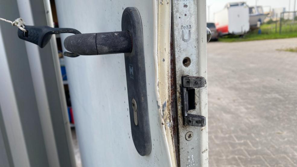 Bei der Polizeiaktion im Industriegebiet Weener wurde unter anderem die Tür der Gewerbehalle aufgebrochen. © Hanken (Archiv)