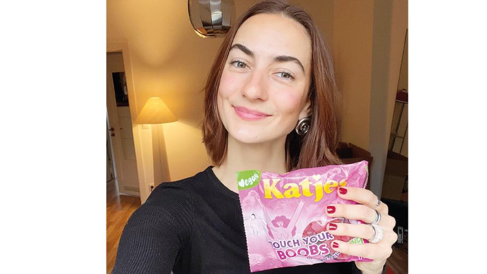 Lisa-Marie Bassalig aus Stapelmoor (sie lebt derzeit in Hamburg) mit einer Tüte der Pinktober-Edition von Katjes, mit der für das Thema Brustkrebs sensibilisiert wird.  © Foto: privat