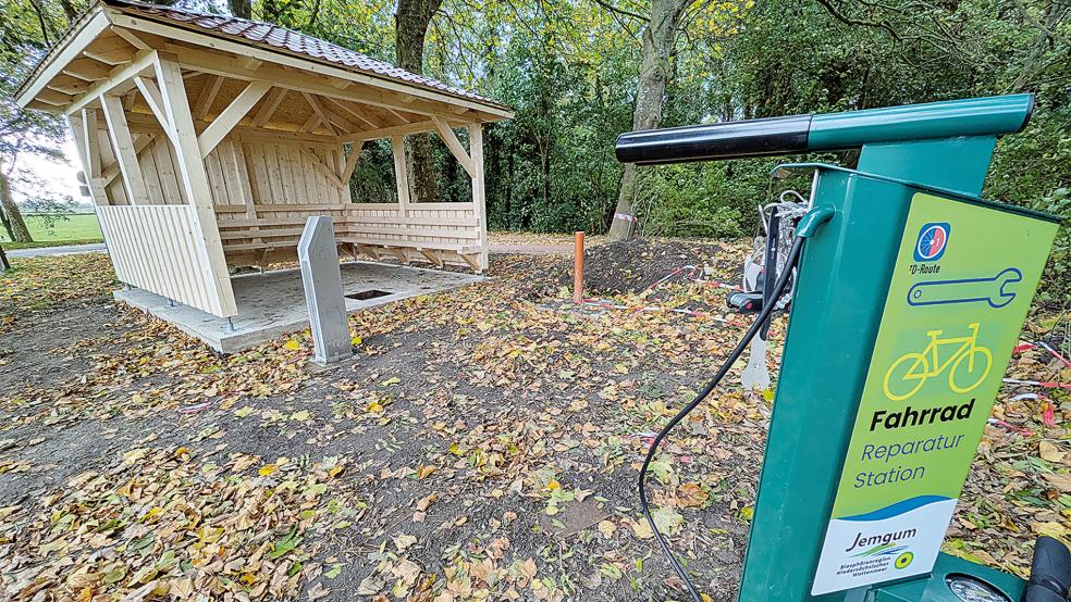 An der Ecke zur Deichstraße in Jemgum wurden neben einem Trinkwasserbrunnen auch eine Schutzhütte und eine Service-Station mit Reparatur-Werkzeug aufgebaut.  © Foto: Szyska