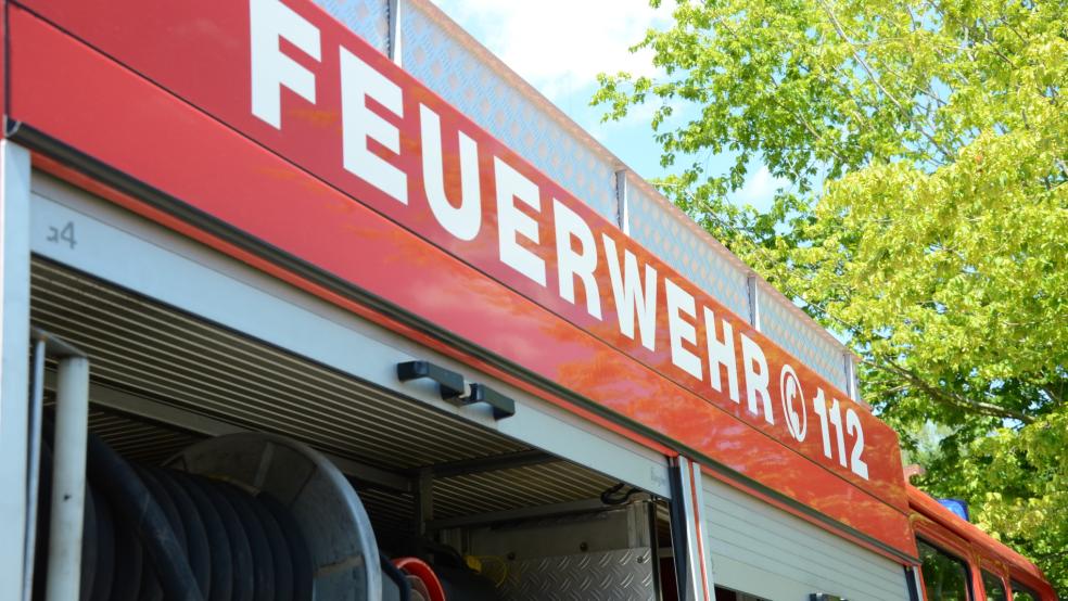 Die Feuerwehr rückte zu einem brennenden Altkleidercontainer in Bingum aus. © Hanken/Archiv