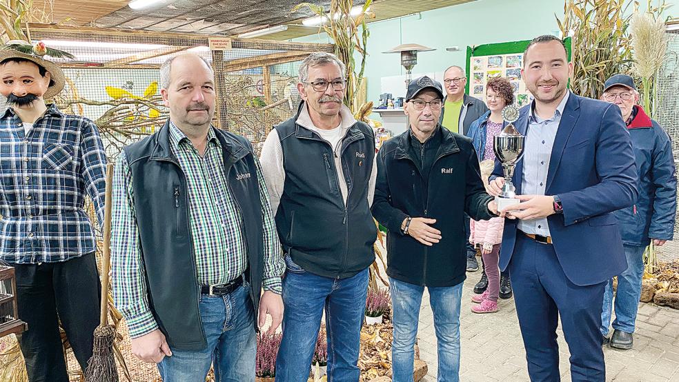 Den Bürgermeisterpokal für die schönste Voliere überreichte (von rechts) Nico Bloem als stellvertretender Bürgermeister an Ralf Wiendl aus Holthusen, Vereinsvorsitzender Rudolf Schaa und sein Stellvertreter Johann Santjer freuen sich ebenfalls.  © Fotos: Kuper