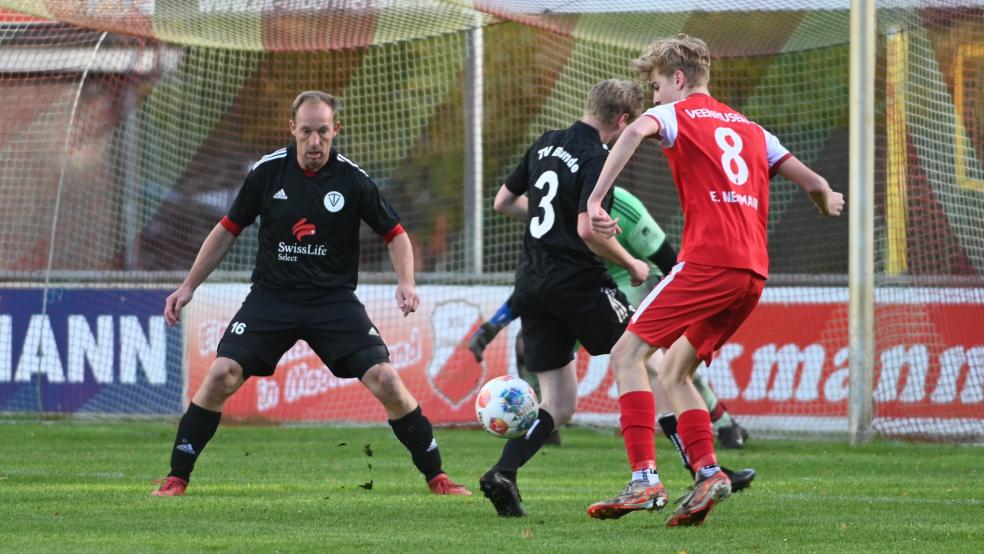 Die Abwehr der Bunder Reserve um Abteilungsleiter Bernhard Lübbers hat ihre Aufgaben in Veenhusen über lange Strecken gut erfüllt. © Born
