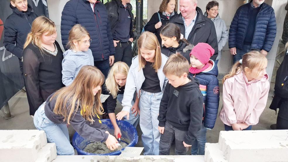 Die eingemauerte Zeitkapsel enthielt neben Münzen und einer Ausgabe der RZ auch von Schülern gestaltete Plakate.  © Foto: Berents