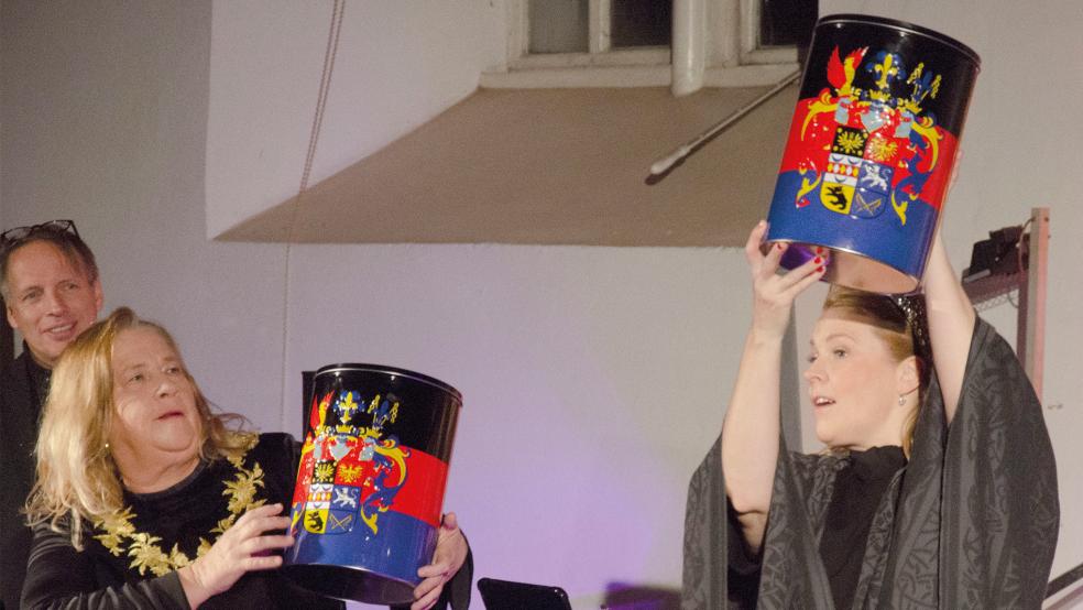 Über besonderes Backwerk aus Ostfriesland konnten sich die Kathy und Patricia Kelly freuen.  © Fotos: Hanken