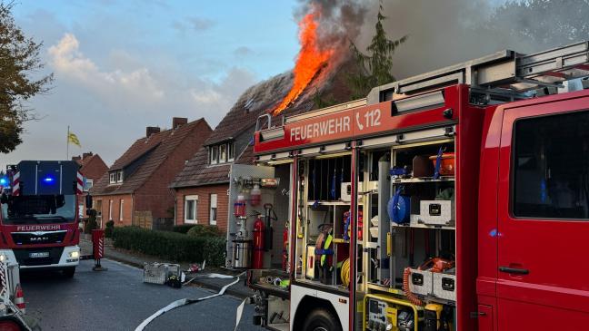 Dachstuhl eines Wohnhauses in Flammen
