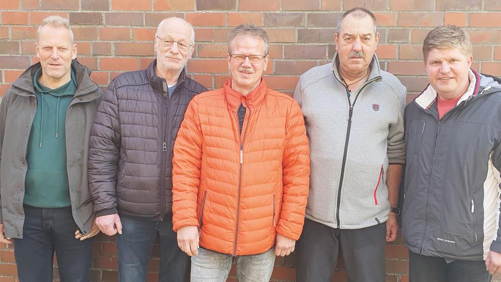 Der neugewählte Vorstand der Fluggemeinschaft Ostfriesland der Brieftaubenzüchter (im Bild von links): Schriftführer Geert Müller aus Rhauderfehn, der 1. Vorsitzende Lübbo Creutzenberg aus Dornum, der 2. Vorsitzende Siegfried Ostendorp aus Weener, Beisitzer Jürgen Wesselowski aus Norden und Besitzer Frank Gerdes aus Aurich-Egels.  © Foto: Fluggemeinschaft Ostfriesland