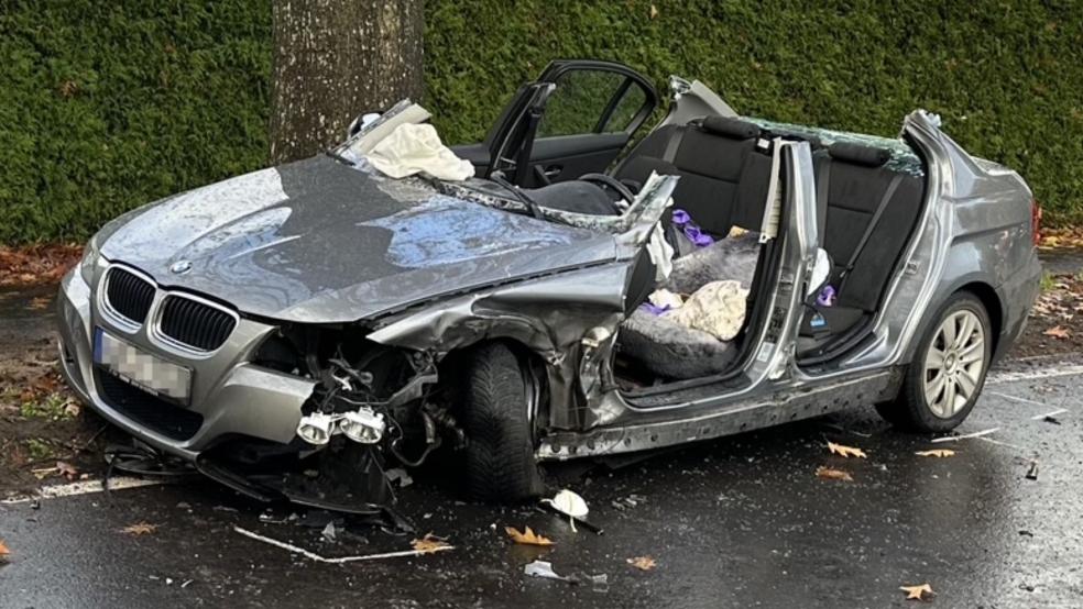 Nach dem Unfall mussten zwei Insassen dieses BMW aus dem Fahrzeug befreit werden.  © Feuerwehr Uplengen