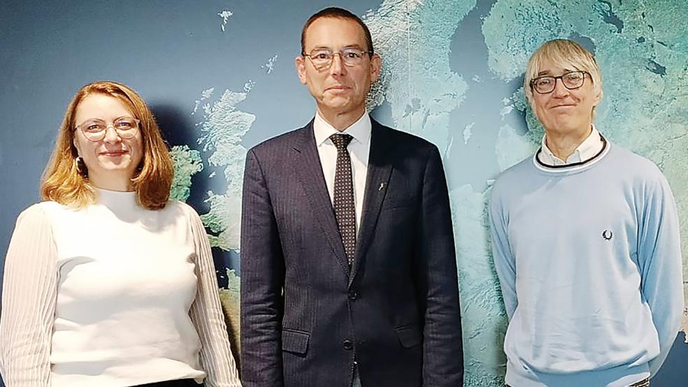 Amtsübergabe in Hannover (von links): Katrin Steffens, Referatsleiterin im Innenministerium, Detlef Wehrmann, neuer Leiter der Regionaldirektion Aurich des Landesamtes für Geoinformation und Landesvermessung Niedersachen (LGLN), und LGLN-Präsident Michel Golibrzuch.  © Foto: LGLN