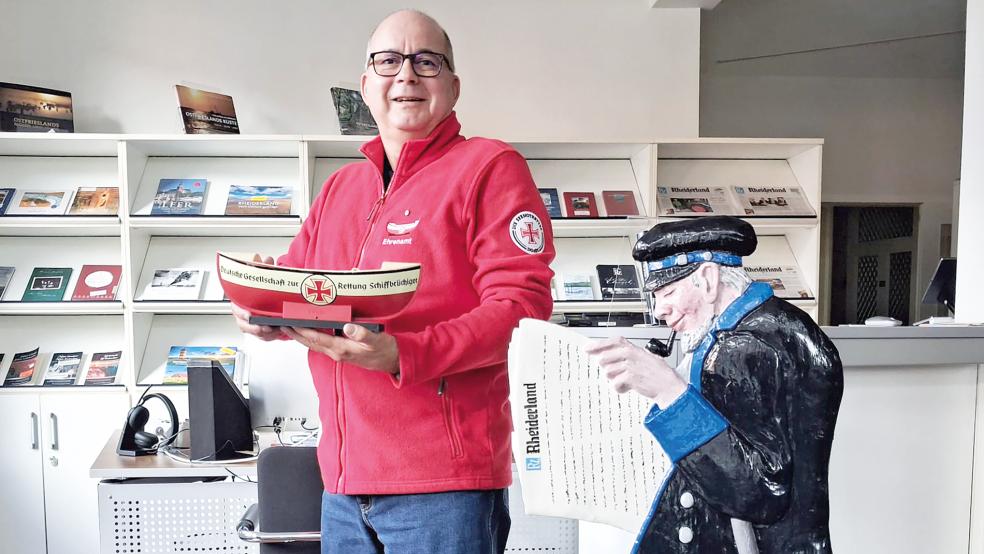 Norbert Latta mit dem Sammelschiffchen in der RZ-Geschäftsstelle.  © Foto: Berents