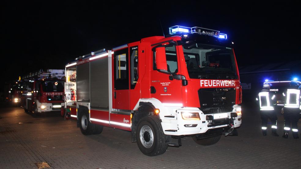 Mit mehreren Einsatzkräften und -fahrzeugen war die Feuerwehr Weener vor Ort. © J. Rand/Feuerwehr