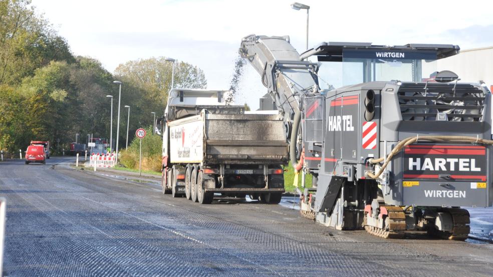 Asphalt-Fräsarbeiten auf der Deichstraße in Leer: Die mit Sperrungen verbundene Sanierung der Fahrbahn sorgt für erhebliche Einschränkungen des Kfz-Verkehrs in der Kreisstadt. © Foto: Wolters