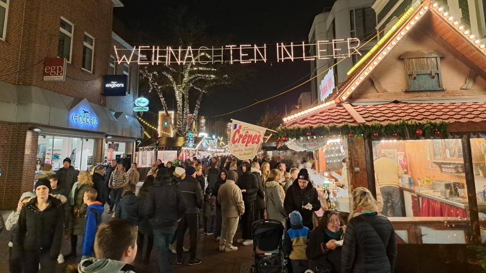 Neben einem Bummel über den Weihnachtsmarkt, der in diesem Jahr am 24. November startet, gehört die Teilnahme an der Weihnachtsverlosung in Leer für viele zur alljährlichen Einstimmung auf das »Fest der Feste«. © Archivfoto: Szyska