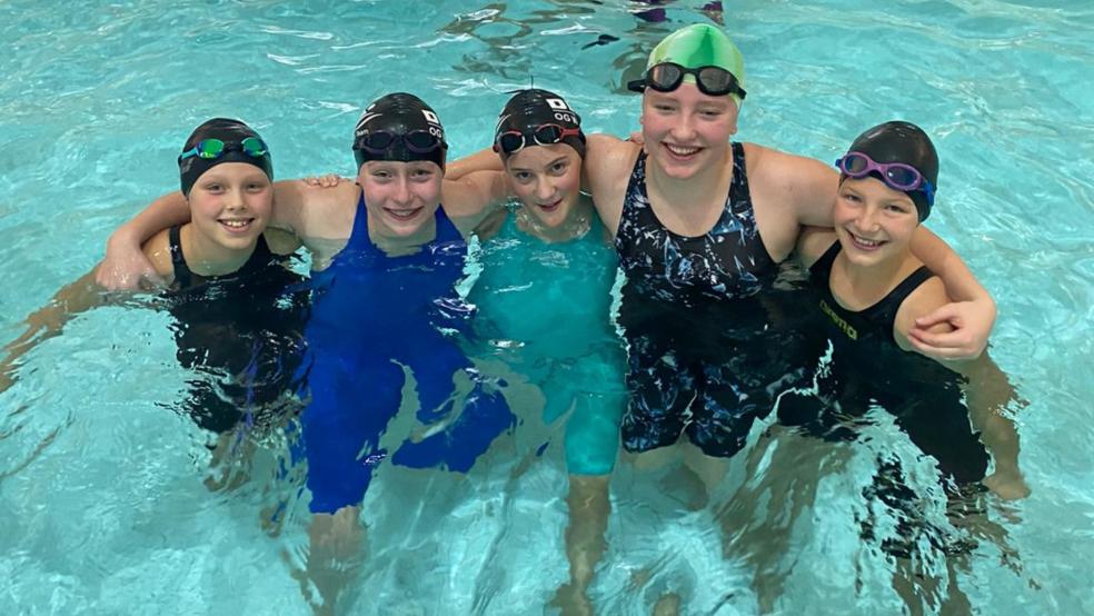 Lena Smidt (von links), Lea Handwerker, Lizzy Groen, Hannah Abbas und Lina-Anni Geserich holten sich in der Altersklasse 12 weiblich die Bronzemedaille - ein riesiger Erfolg für Weener. © privat